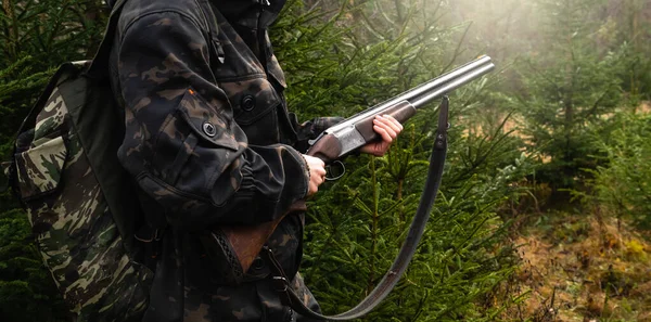 Hunter Con Una Pistola Uno Zaino Nella Foresta Foto Alta — Foto Stock
