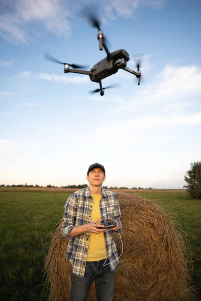 Agricoltore Controlla Drone Agricoltura Intelligente Agricoltura Precisione Foto Alta Qualità — Foto Stock
