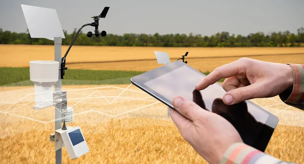 Zemědělská Řídící Meteorologická Stanice Přes Digitální Tablet Přesné Chytré Zemědělské — Stock fotografie