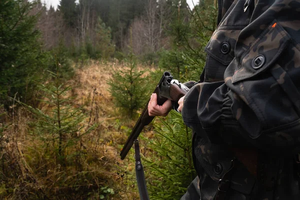 Hunter Laddar Ett Jaktgevär Med Patroner Skogen Högkvalitativt Foto — Stockfoto