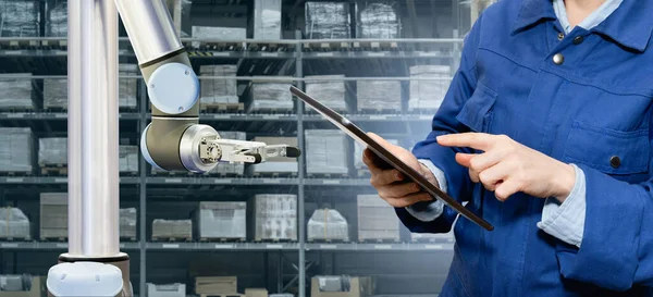 デジタルタブレット制御ロボットアーム付き倉庫マネージャー 高品質の写真 — ストック写真