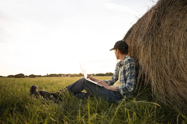 Boer Met Laptop Het Veld Slimme Landbouw Landbouw Digitalisering Hoge — Stockfoto