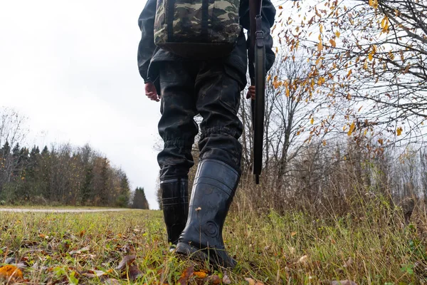 带着背包和枪的猎人的背景图 高质量的照片 — 图库照片