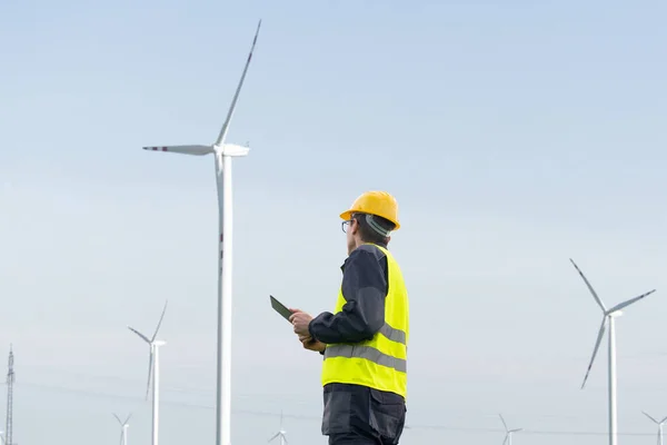 Ingenieur Mit Tablet Computer Vor Dem Hintergrund Von Windkraftanlagen Hochwertiges — Stockfoto