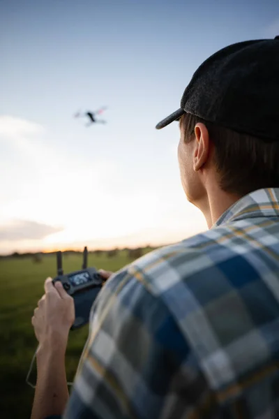 Agricoltore Controlla Drone Agricoltura Intelligente Agricoltura Precisione Foto Alta Qualità — Foto Stock
