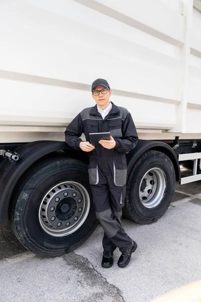 Manager Met Een Digitale Tablet Naast Truck Vlootbeheer — Stockfoto