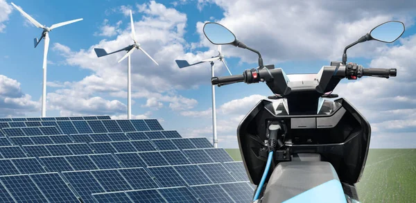 Elektrische Scooter Met Laadstation Een Achtergrond Van Zonnepanelen Windturbines Hoge — Stockfoto