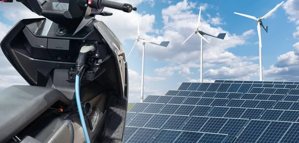 ソーラーパネルや風力タービンを背景に充電ステーション付き電動スクーター 高品質の写真 — ストック写真
