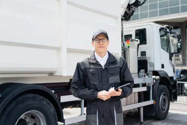 Manager Digital Tablet Next Garbage Truck High Quality Photo — Stock Photo, Image