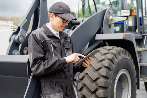 Serviceman Com Tablet Digital Fundo Trator Foto Alta Qualidade — Fotografia de Stock