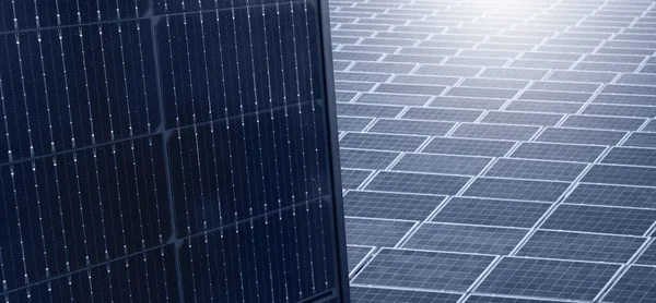 在太阳能发电厂的背景下关闭太阳能电池板 高质量的照片 — 图库照片
