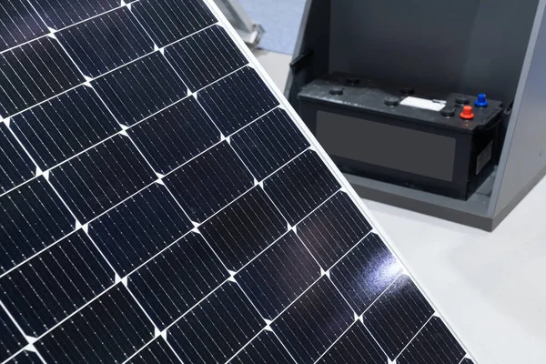 太阳能电池板 带有可充电电池 用于储能 高质量的照片 — 图库照片