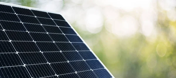 绿色背景的太阳能电池板 高质量的照片 — 图库照片