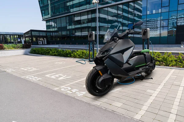 Elektrische Scooter Met Laadstation Een Parkeerplaats Voor Lev Lichte Elektrische — Stockfoto
