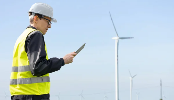 Engineer Tablet Computer Background Wind Turbines High Quality Photo — Stock Photo, Image