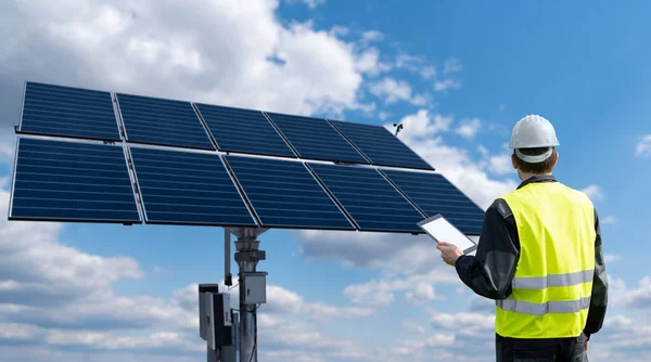 Güneş Enerjisi Santralinin Arka Planında Tablet Bilgisayarı Olan Bir Mühendis — Stok fotoğraf