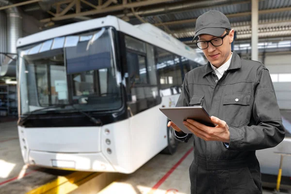 Serviceman Met Digitale Tablet Achtergrond Van Bus Garage Hoge Kwaliteit — Stockfoto