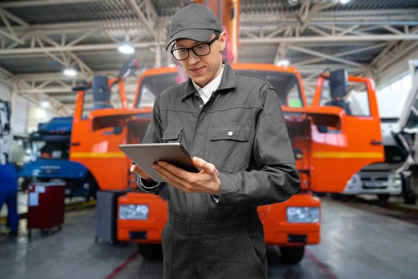 Serviceman Met Digitale Tablet Achtergrond Van Truck Garage Hoge Kwaliteit — Stockfoto