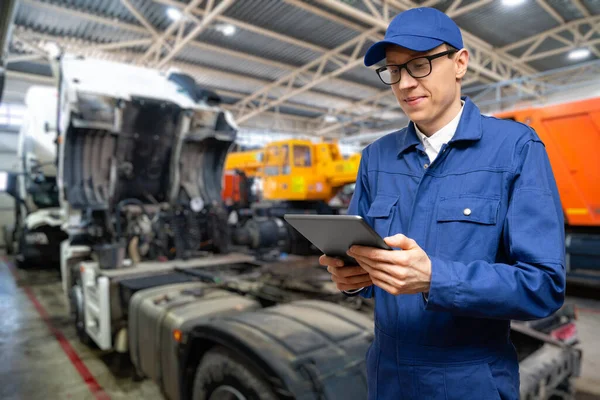 Serviceman Met Digitale Tablet Achtergrond Van Truck Garage Hoge Kwaliteit — Stockfoto