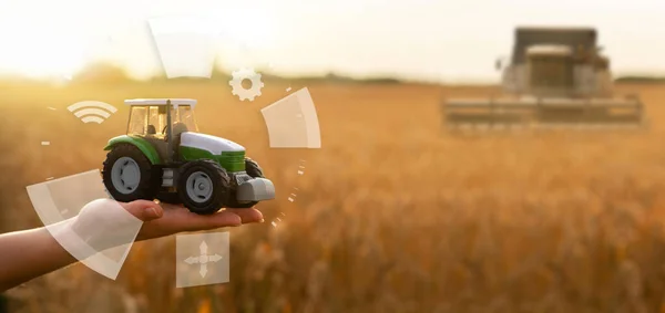玩具农业拖拉机与Bio符号 生物燃料概念 高质量的照片 — 图库照片