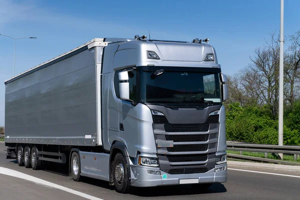 Semi Vrachtwagen Met Aanhanger Snelweg Hoge Kwaliteit Foto — Stockfoto