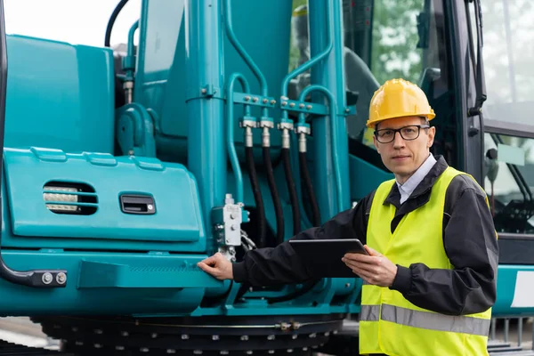 Engineer Helmet Digital Tablet Stands Next Construction Excavators High Quality — Stock Photo, Image