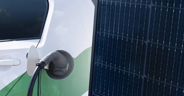 Nahaufnahme Eines Elektroautos Mit Angeschlossenem Ladekabel Und Solarzellen Hochwertiges Foto — Stockfoto