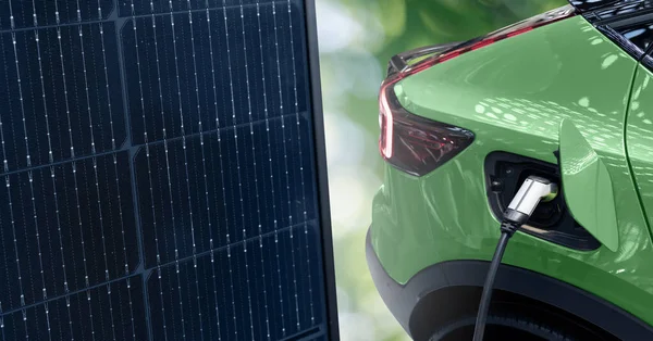 Nahaufnahme Eines Elektroautos Mit Angeschlossenem Ladekabel Und Solarzelle Hochwertiges Foto — Stockfoto