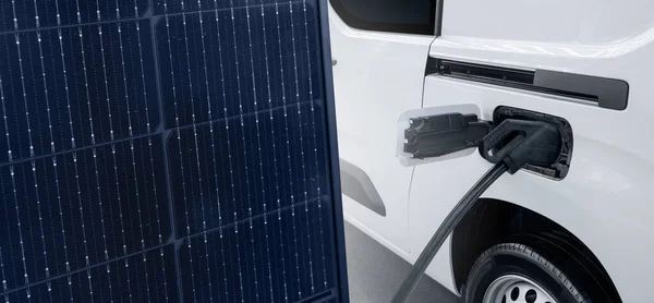充電ステーションと太陽電池パネル付き電気バン 高品質の写真 — ストック写真