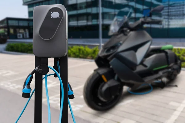 駐車場に充電ステーション付き電動スクーター 高品質の写真 — ストック写真