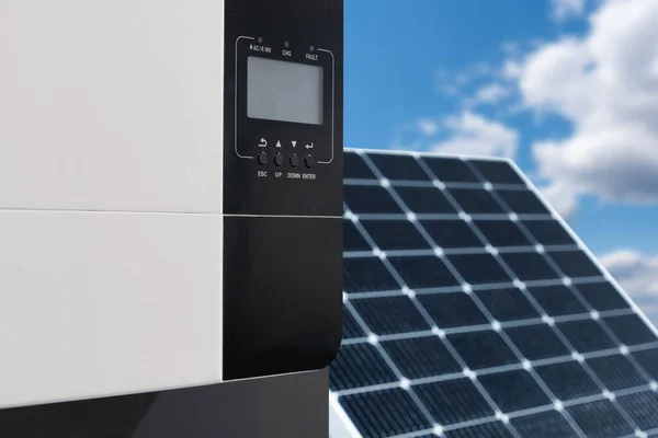 控制太阳能电池板仪表板的能量存储 高质量的照片 — 图库照片