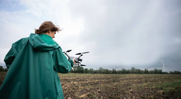 Landwirt Mit Drohne Auf Einem Feld Smart Farming Und Präzisionslandwirtschaft — Stockfoto