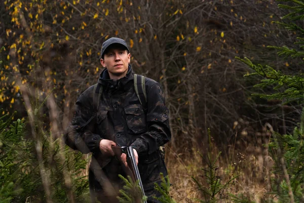 Hunter Fegyverrel Hátizsákkal Erdőben Kiváló Minőségű Fénykép — Stock Fotó