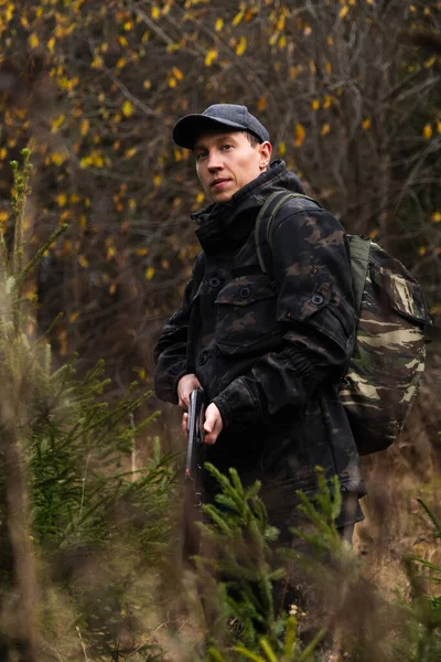 Охотник Пистолетом Рюкзаком Лесу Высокое Качество Фото — стоковое фото