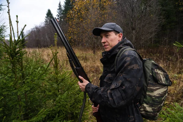 Охотник Пистолетом Рюкзаком Лесу Высокое Качество Фото — стоковое фото