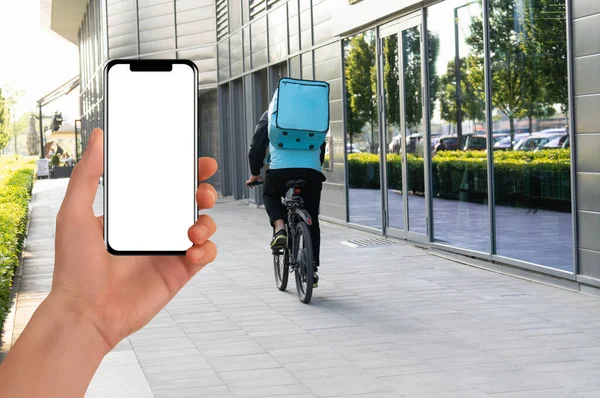 Mão Com Telefone Correio Entrega Fundo Uma Bicicleta Aplicação Móvel — Fotografia de Stock
