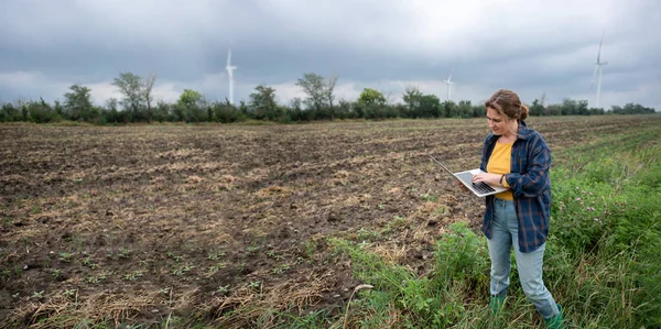 Farmář Laptopem Hřišti Větrné Turbíny Obzoru Inteligentní Udržitelné Zemědělství Digitalizace — Stock fotografie