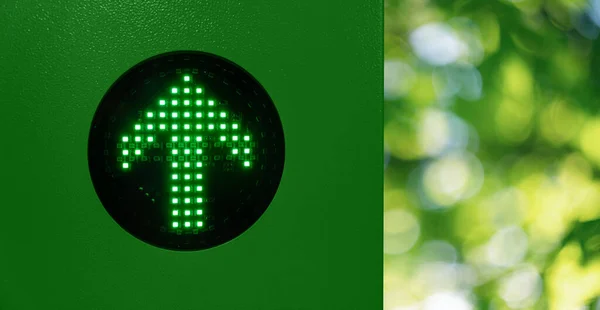 Flecha Verde Luzes Led Conceito Descarbonização Desenvolvimento Sustentável Foto Alta — Fotografia de Stock