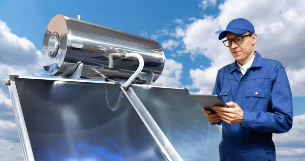 Trabajador Con Tablet Digital Junto Con Colector Solar Foto Alta — Foto de Stock