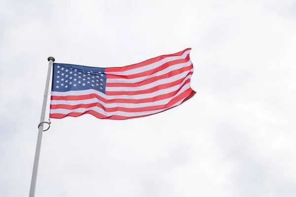 Rüzgarda Dalgalanan Amerikan Bayrağı Amerika Birleşik Devletleri Nin Sembolü Yüksek — Stok fotoğraf