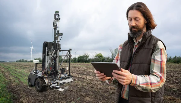 Agricoltore Controlla Robot Autonomi Misurare Qualità Del Suolo Campo Agricolo — Foto Stock