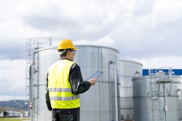 Ingenieur Met Digitale Tablet Een Achtergrond Van Gastanks Hoge Kwaliteit — Stockfoto