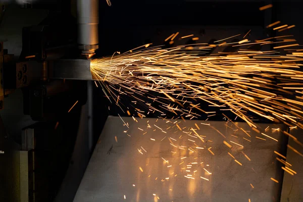 Máquina Automática Para Cortar Metal Trabalho Fábrica Inteligente Foto Alta — Fotografia de Stock