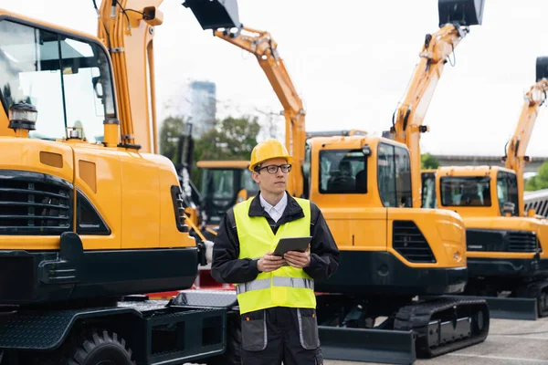 Engineer Helmet Digital Tablet Stands Next Construction Excavators — Stock Photo, Image