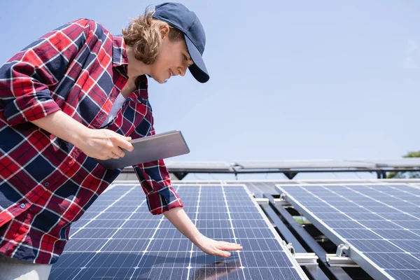 Mujer Con Tableta Digital Tocando Panel Solar — Foto de Stock
