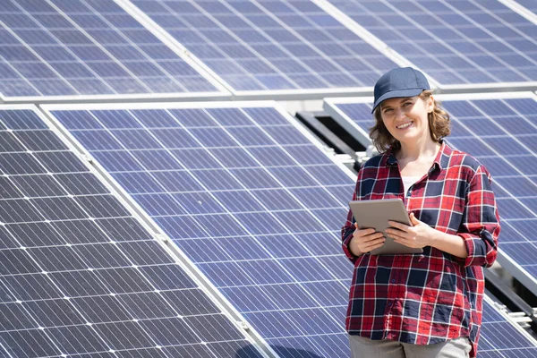 Mujer Con Tableta Digital Fondo Estación Energía Solar Móvil — Foto de Stock