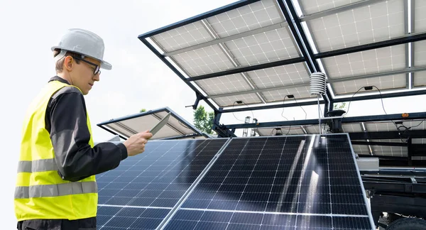 Ingenieur Mit Tablet Computer Vor Dem Hintergrund Eines Mobilen Solarkraftwerks — Stockfoto