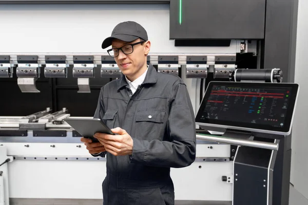 Werknemer Met Digitale Tablet Bestuurt Automatisch Gereedschapswerktuig Slimme Fabriek — Stockfoto