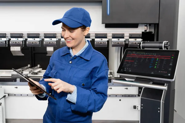 Arbeiter Mit Digitalem Tablet Steuert Automatische Werkzeugmaschine Smart Factory — Stockfoto
