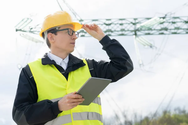 Engineer Digital Tablet Background Power Line Tower — Stock Photo, Image
